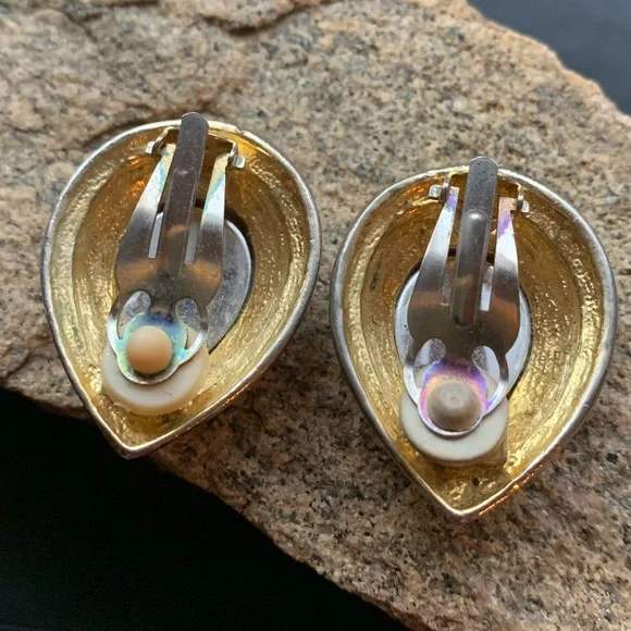 Vintage Clip on Earrings Red & Gold Tone Tear Drop woman’s Jewelry - Picture 3 of 5